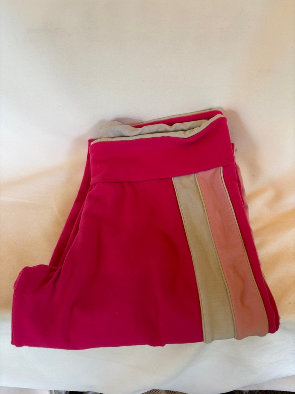 GENTLY WORN WOMEN’S HOT PINK CAPRI LEGGINGS WITH CONTRASTING SIDE STRIPES - Picture 10 of 12